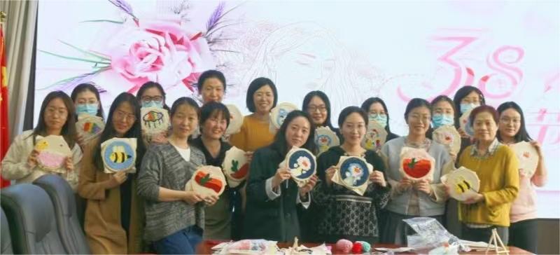 穿梭于方寸之間，感受傳統(tǒng)與現(xiàn)代的交融 ——農墾中心舉辦“巧手展風采，綻放‘她力量’”活動慶祝“三八”婦女節(jié)